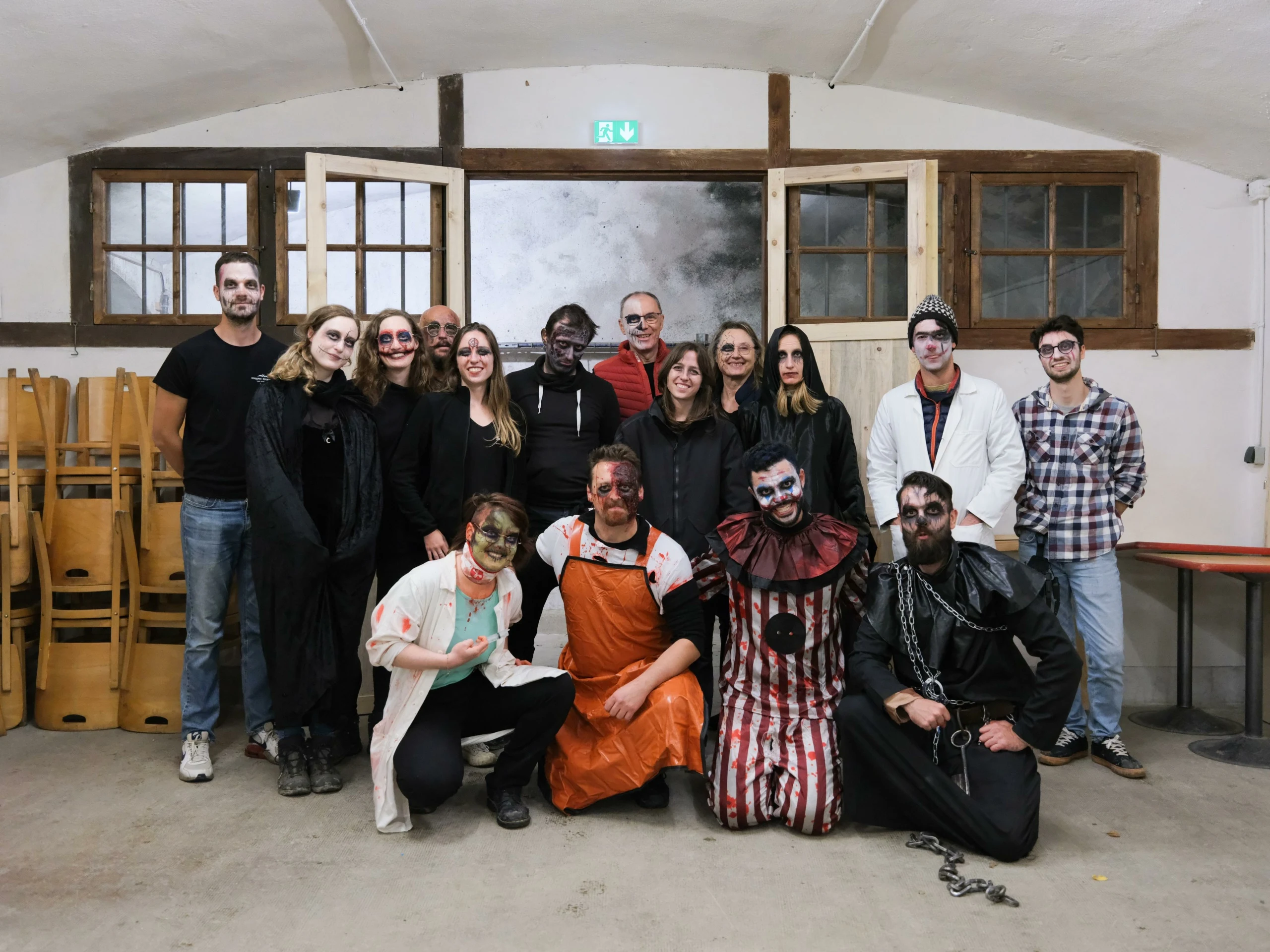 Groupe de personnes costumées et maquillées, archive publiée sur le site Horrific Xperience